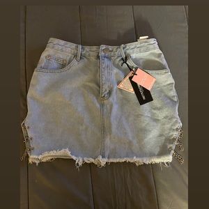 Women’s chain detailed denim skirt